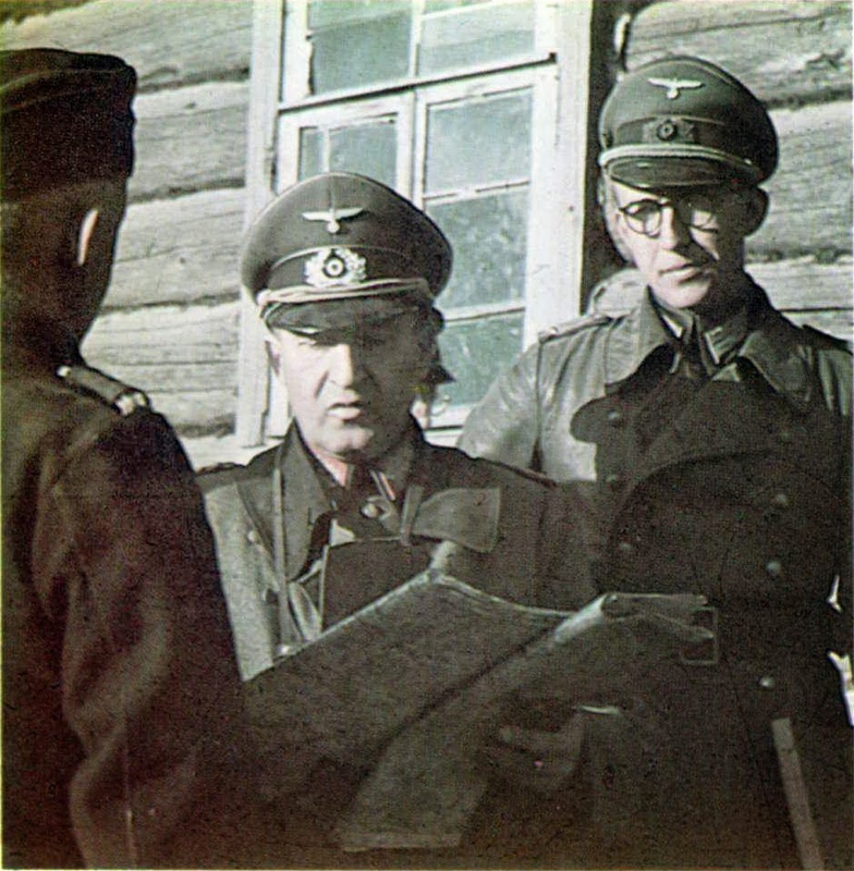 El general Erhard Raus dando instrucciones El general Erhard Raus dando instrucciones