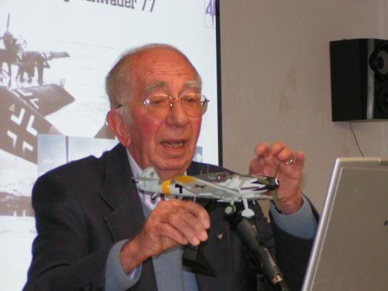 Peter Brill hablando en su conferencia