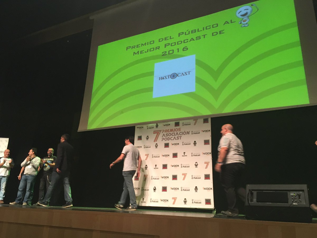 Miembros de HistoCast subiendo al escenario en la entrega del premio del público al Mejor Podcast 2016 de ASESPOD