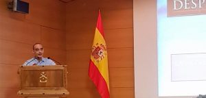 Javier Gómez en su ponencia en la Academia de Artillería