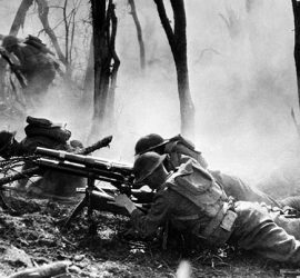 Soldados avanzando y ametralladora en la I Guerra Mundial