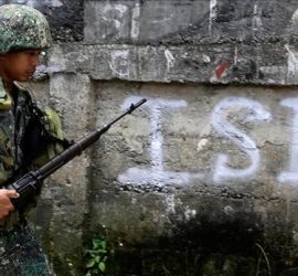 Soldado filipino patrulla en combates contra el EI (Francis R Malasig)