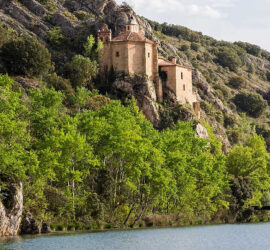 Imagen de la ermita de San Saturio en la márgenes del río Duero