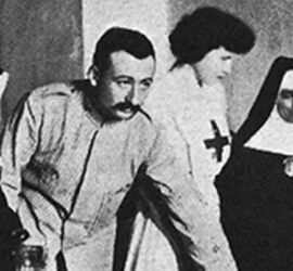 Fidel Pagés atendiendo a un paciente