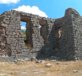 Detalle de uno de los lienzos y baluarte del castillo de San Leonardo de Yagüe