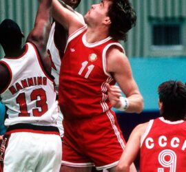 Sabonis reboteando con la URSS frente a USA