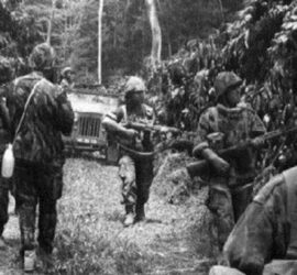 Soldados portugueses patrullando en Angola, foto de Joaquim Coelho