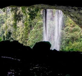 Vista de las cascadas de la cueva de Kitum