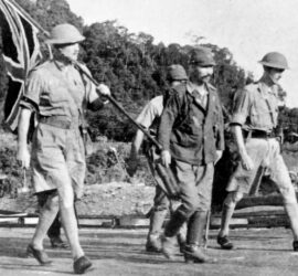 Oficiales británicos y japoneses rindiendo las posiciones