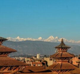 Vistas de la los edificios de Patan Durbar y el Himalaya de fondo