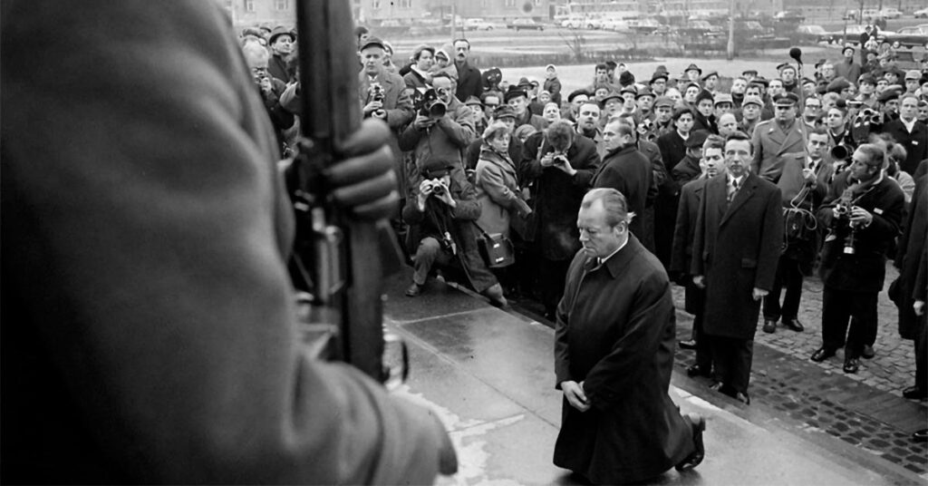 Willy Brant arrodillándose ante el monumento conmemorativo a las víctimas del levantamiento del Gueto de Varsovia