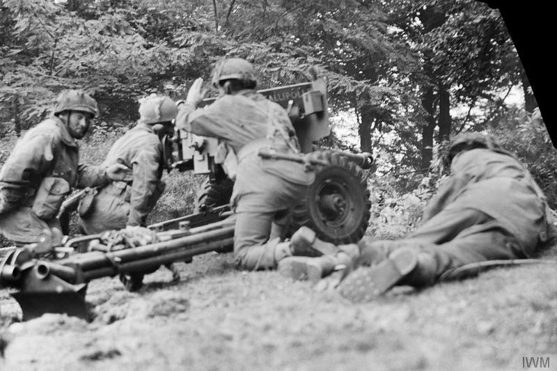 Combatientes británicos utilizando armamento pesado cerca de Arnhem