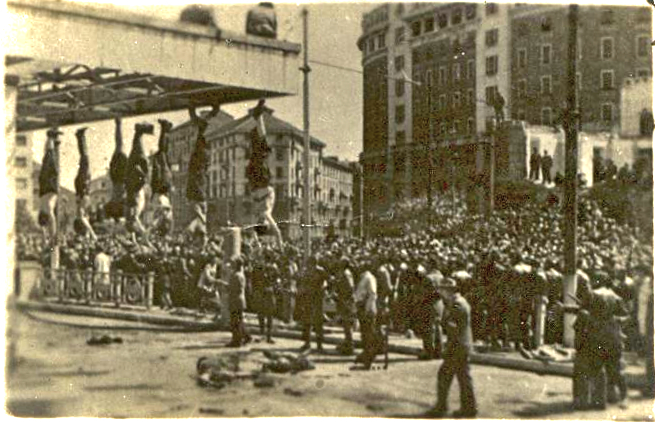Los cuerpos de Mussolini, su amante y otros líderes fascistas colgados en Milán