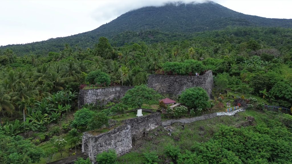 Fuerte Santiago de los Caballeros (Tohula) en la isla de Tidore con el volcán al fondo. Cortesía de Patricia Martínez Lope