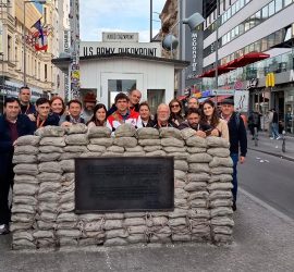 El grupo de jistocastos en el Checkpoint Charlie