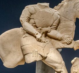 Jinete íbero desmontado lanceando a su enemigo