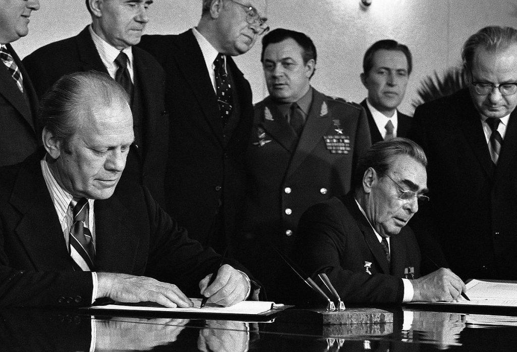 Ford y Brehznev firmando el acuerdo SALT