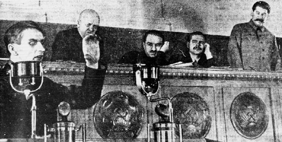 Lysenko hablando ante la plana mayor de la URSS, incluido Stalin