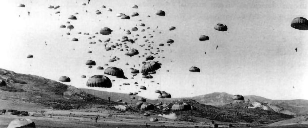 Paracaidistas españoles sobre Tiluin en su primer salto de combate