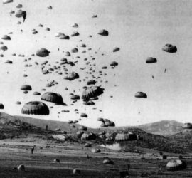 Paracaidistas españoles sobre Tiluin en su primer salto de combate