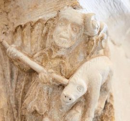 Favila y el oso en un capitel