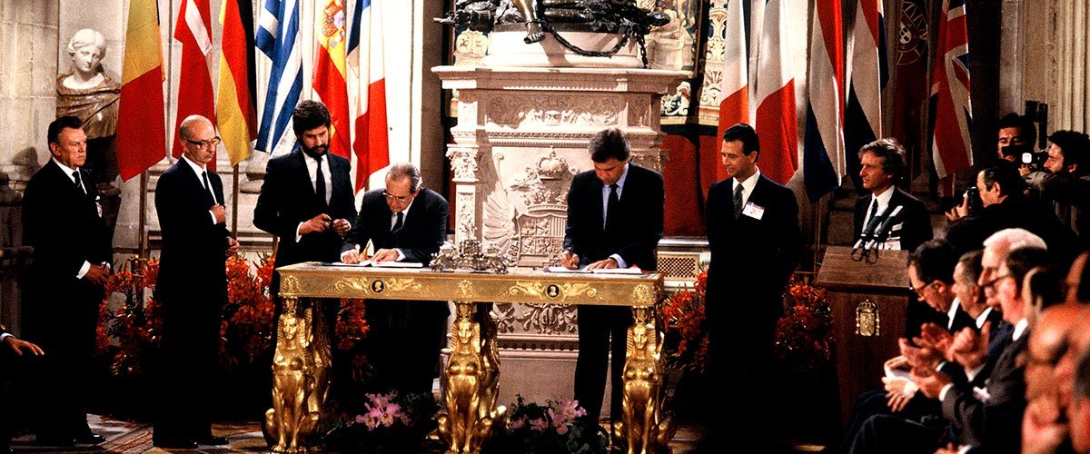 Felipe González firma el tratado de adhesión a la Unión Europea en el Palacio Real de Madrid