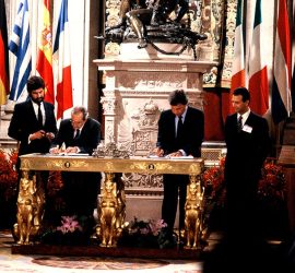Felipe González firma el tratado de adhesión a la Unión Europea en el Palacio Real de Madrid