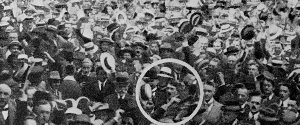 Adolf Hitler en Munich mientras se informaba del comienzo de la I Guerra Mundial
