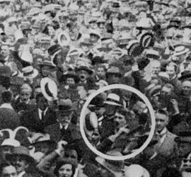 Adolf Hitler en Munich mientras se informaba del comienzo de la I Guerra Mundial