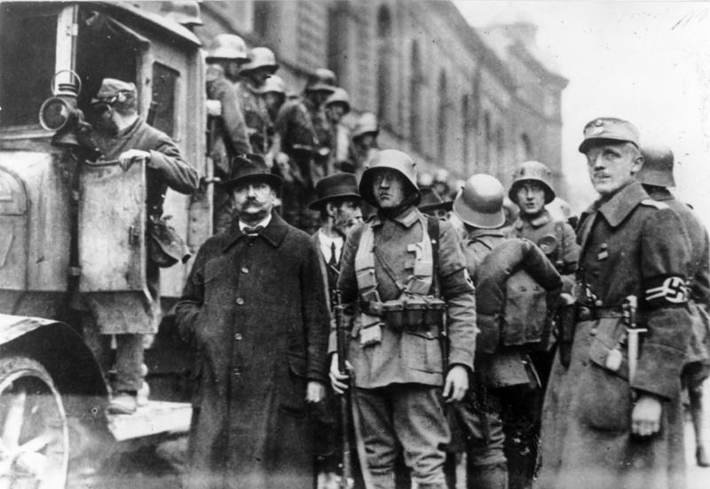Soldados del partido nazi con un comunista apresado durante el Putsch de Munich