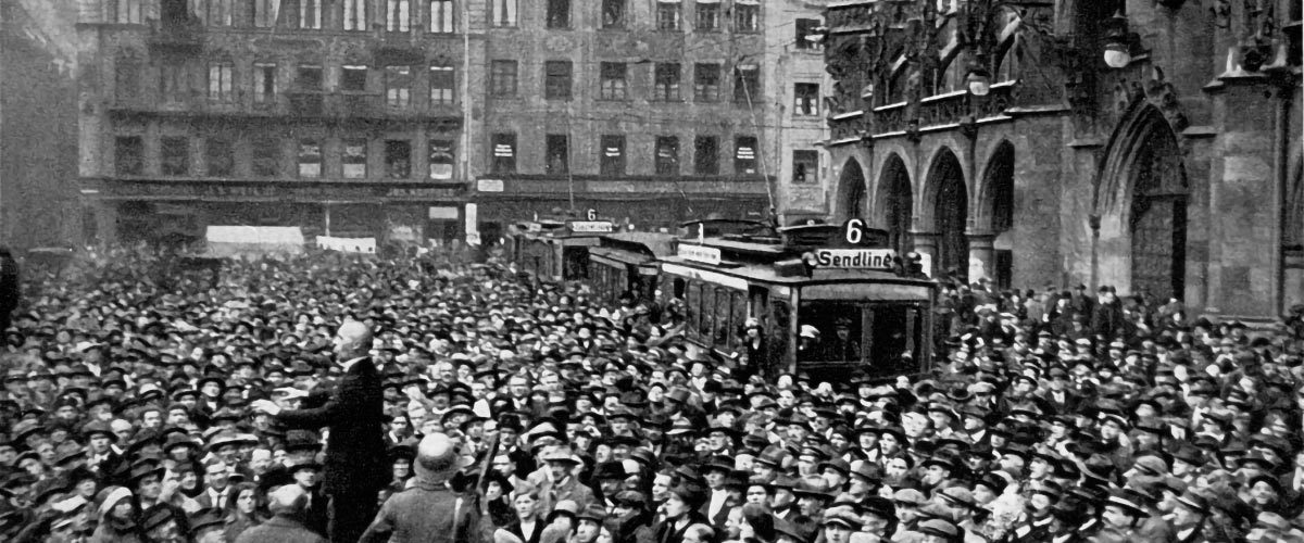 La multitud escucha las diatribas nazis en Marienplatz durante el Putsch de Munich