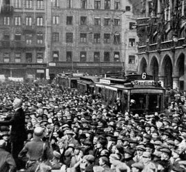 La multitud escucha las diatribas nazis en Marienplatz durante el Putsch de Munich